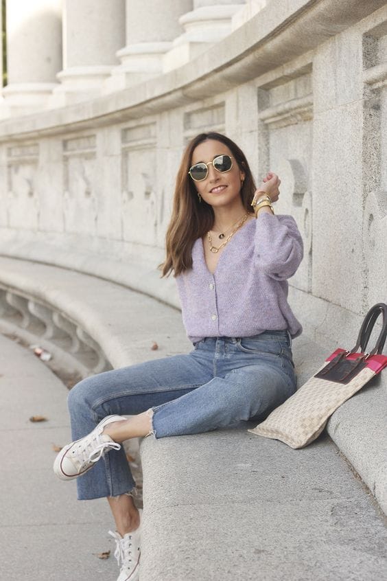 Outfit casual para primavera con cadigan lila tejido