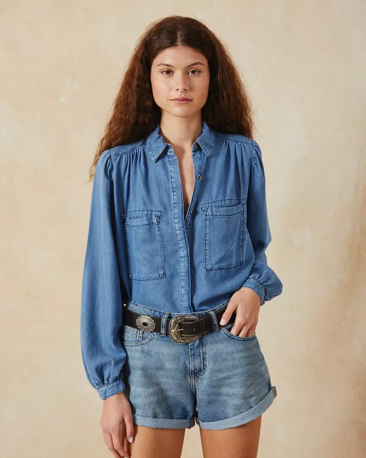 Outfit con short de jeans y camisa