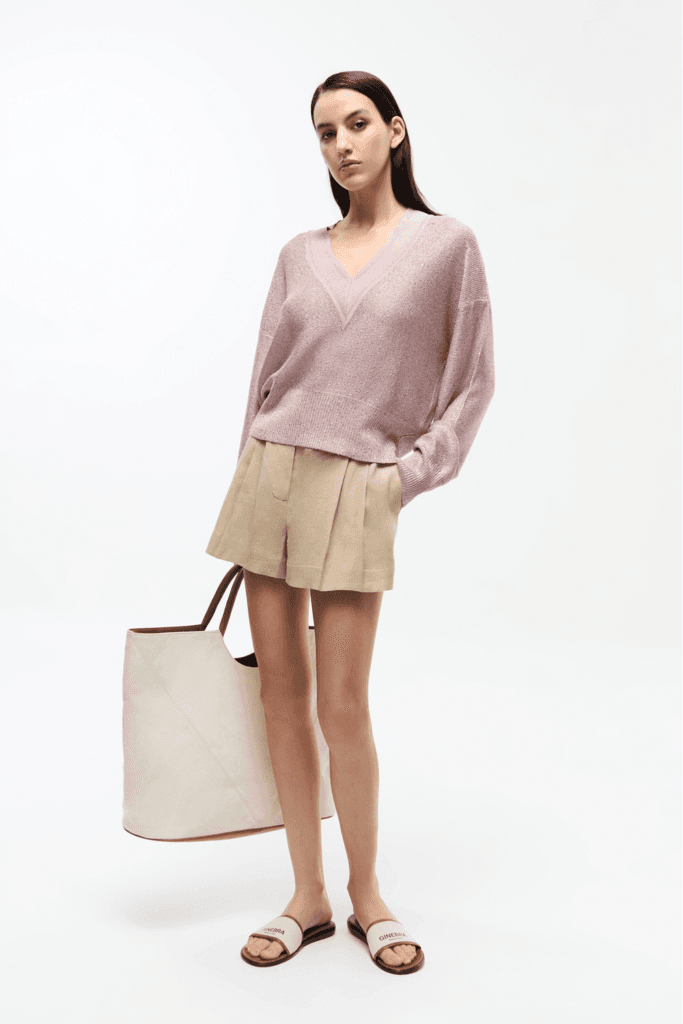 Outfit con short sastrero y sweater lila