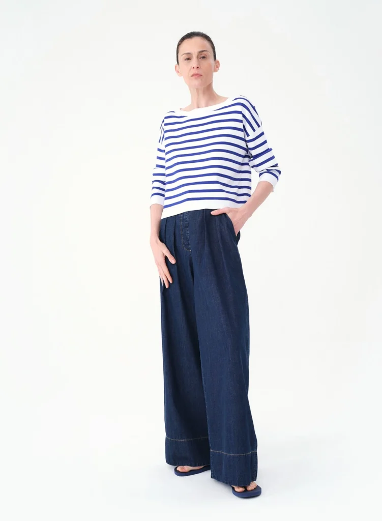 Outfit de primavera con sweater a rayas y jeans ancho