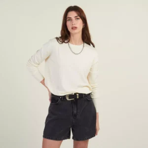 Outfit de primavera con sweater crudo y short jean negro