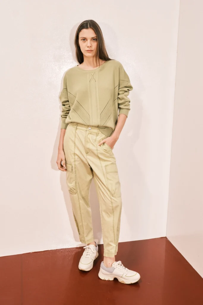 Outfit de primavera con sweater olivo y pantalon cargo