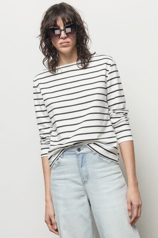 Outfit juvenil con remera a rayas y jeans