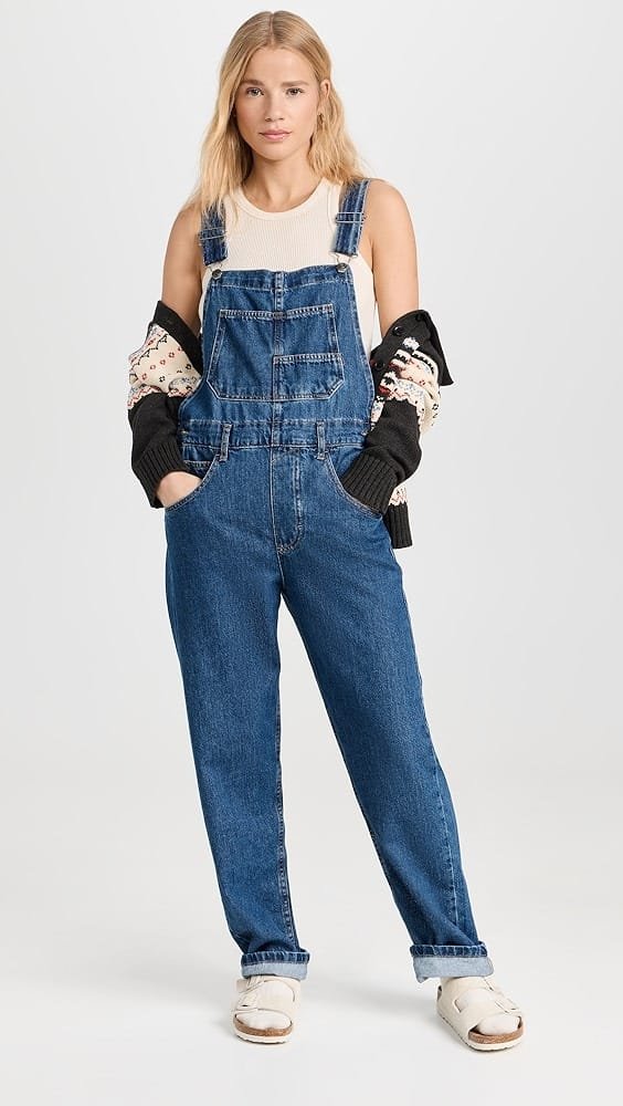 Outfit para dia de campo informal jardinero jeans y cardigan tejido