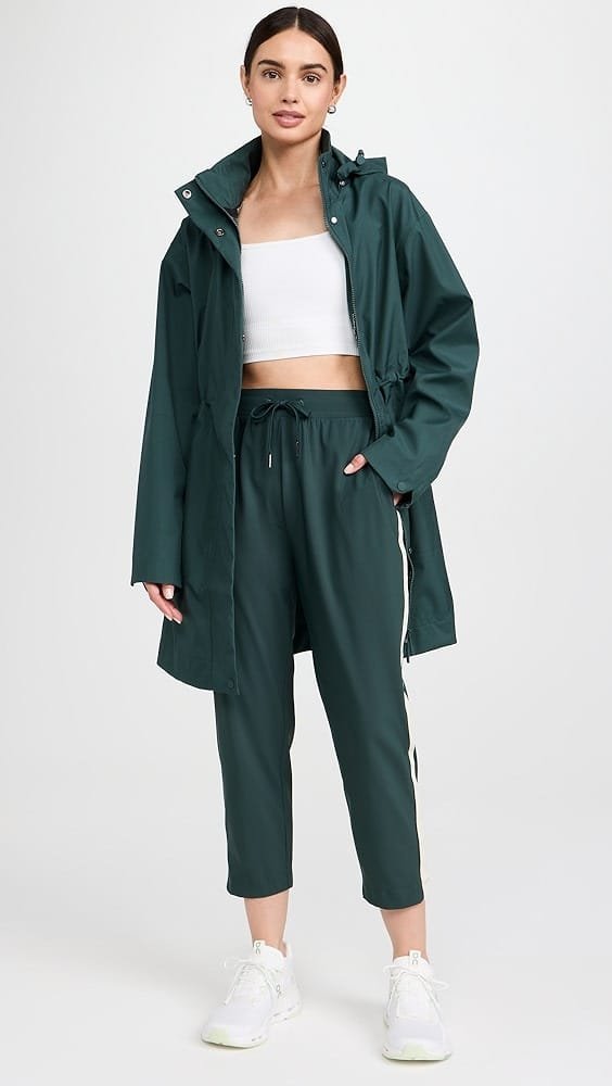 Outfit para dia de parque con pantalon deportivo y trench