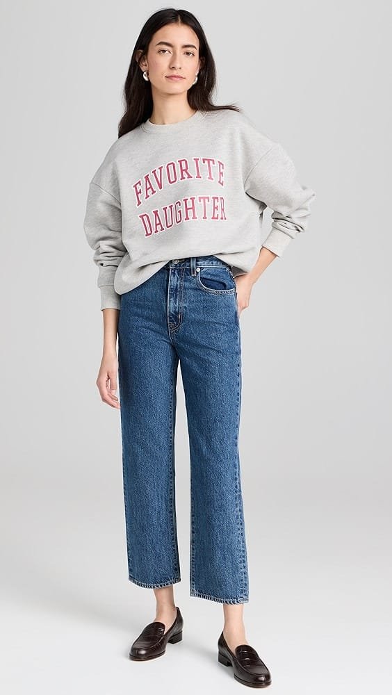 Outfit para dia de parque informal buzo y jeans