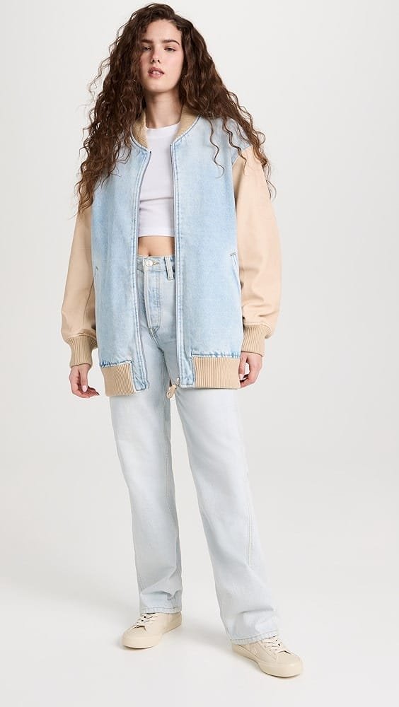 Outfit para dia de parque informal jeans y campera jeans