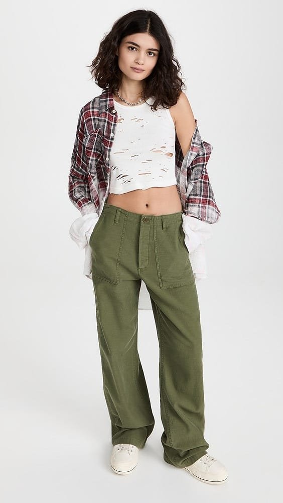 Outfit para dia de parque informal pantalon cargo verde y camisa a cuadros