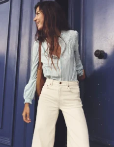 Outfit para ir a cine en primavera jeans crudo y camisa a rayas