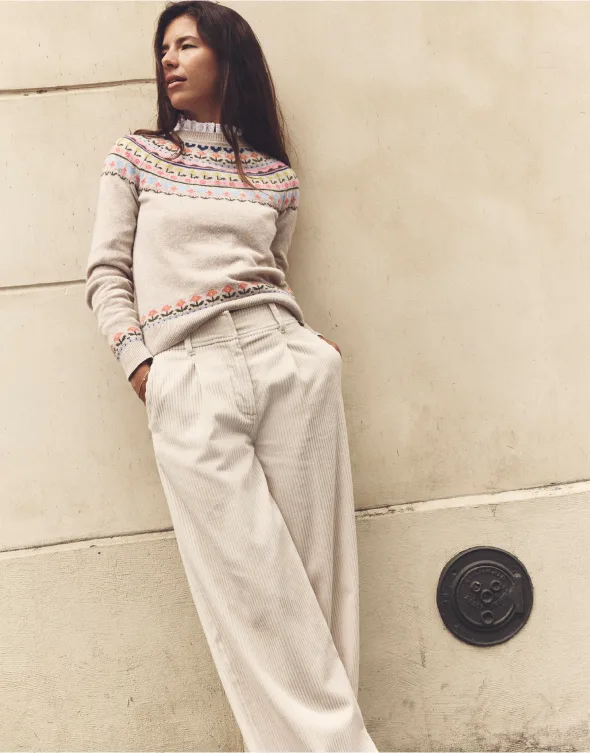 Outfit para ir a cine en primavera jeans crudo y sweater