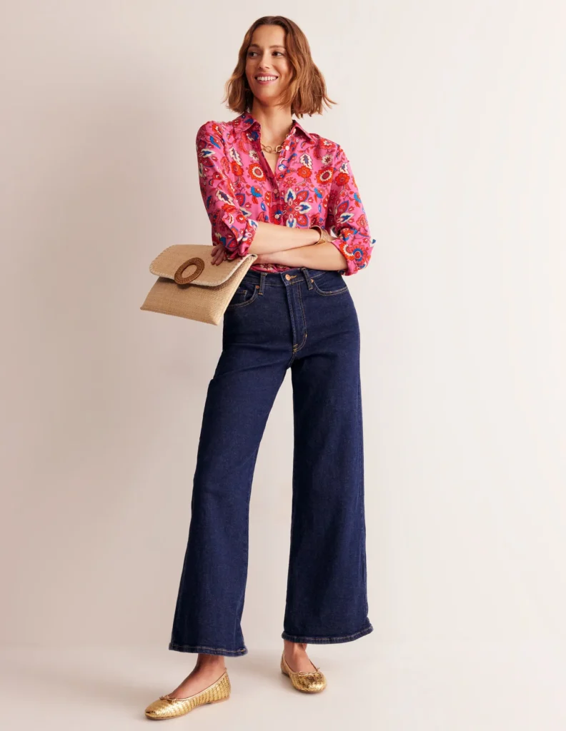 Outfit para ir a cine en primavera jeans oscuro y camisa floreada