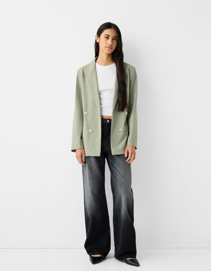 Outfit para ir al cine en primavera jeans y blazer tono pastel