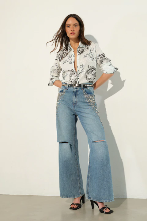 Outfit para señora en primavera con camisa estampada