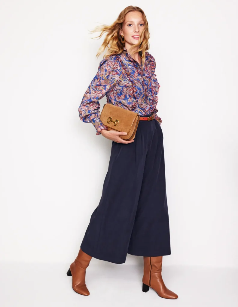 Outfit señora para ir a cena en primavera Pantalon con camisa estampada