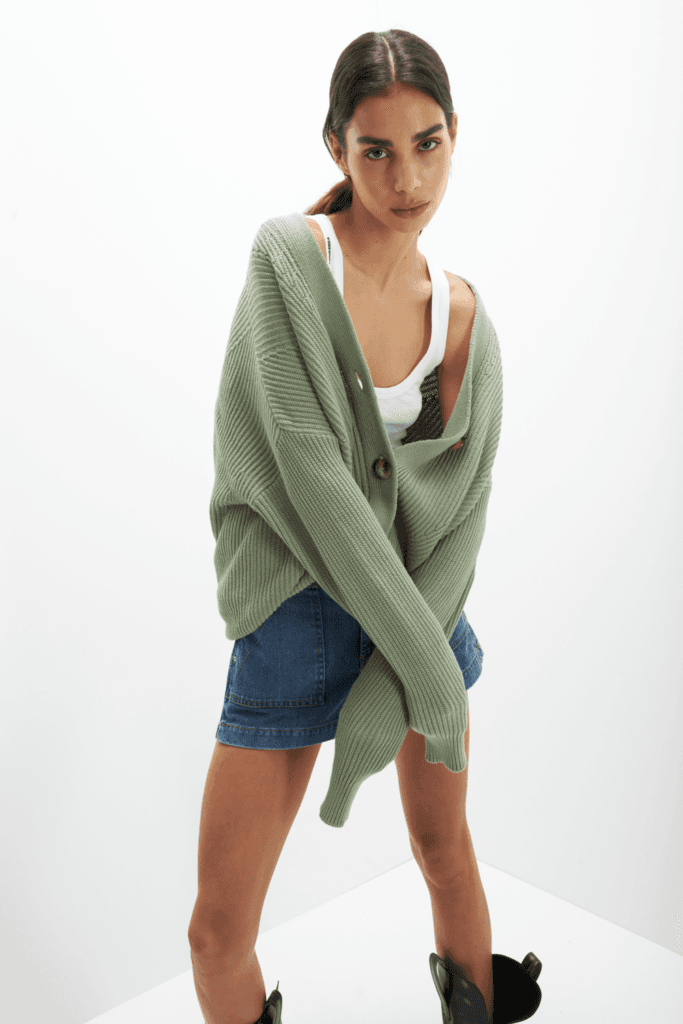 Outfits con short de jeans y cardigan verde