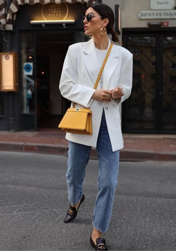 Outfits juveniles para oficina con cartera de color
