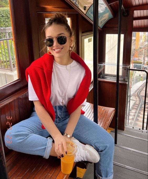 look casual de primavera con sweater rojo y jeans