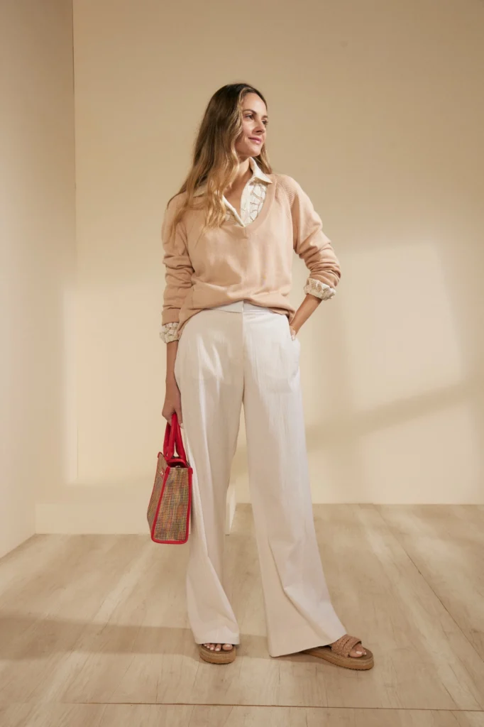 outfit con sweater beige y pantalon blanco para primavera