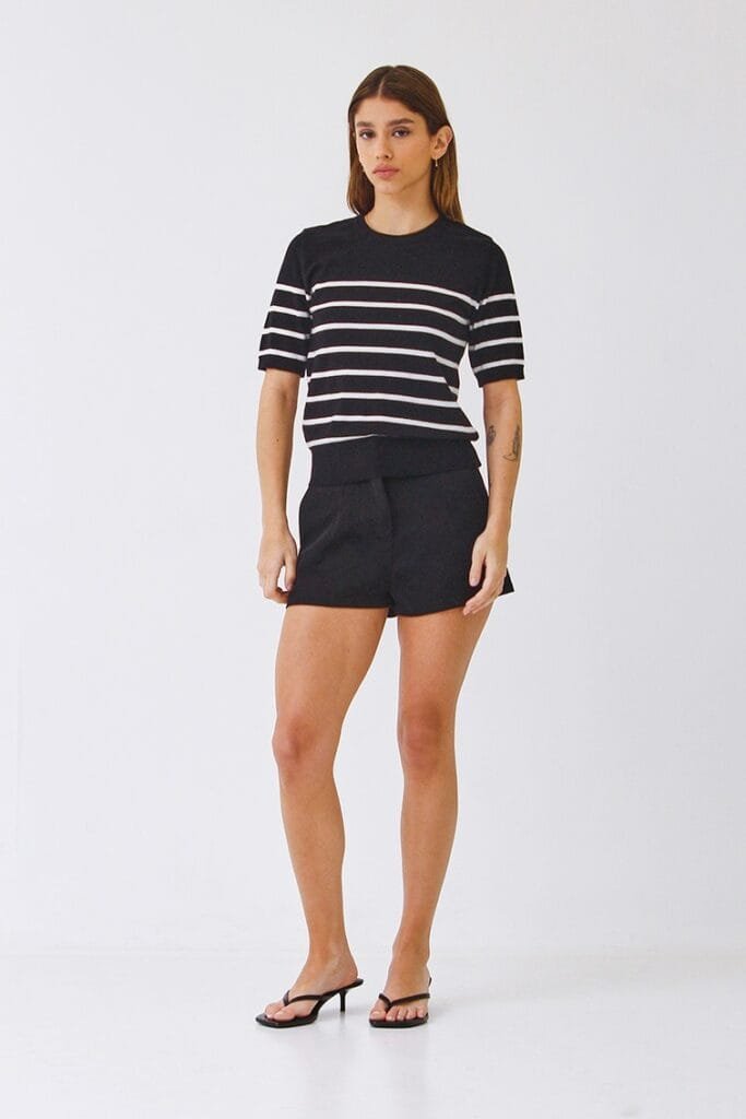 remera azul a rayas con short sastrero RONNA