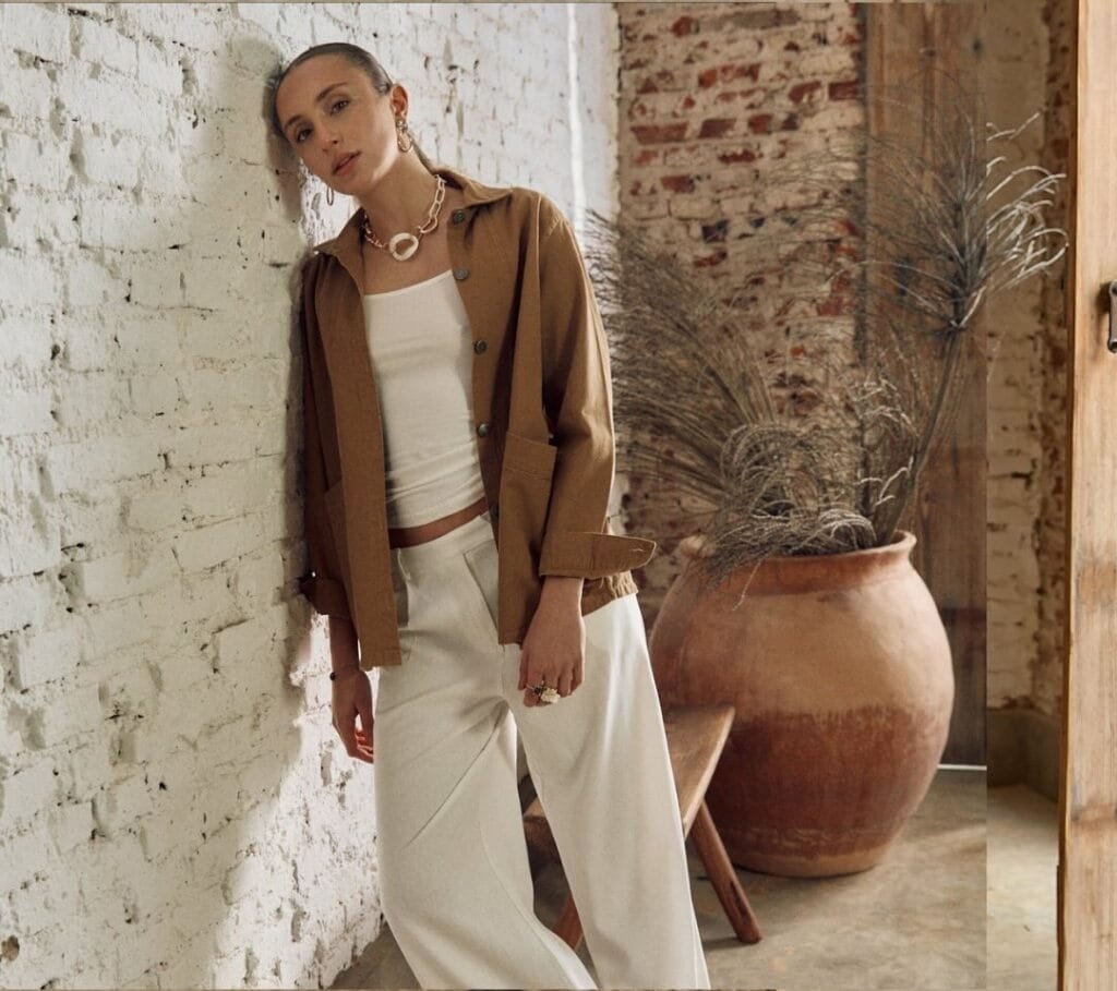 Camisa utilitaria marron y jean crudo para mujer Materia