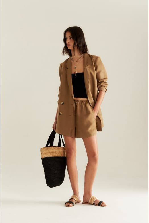 Camisa y short de lino con top basico