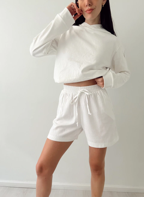 Look con buzo y short blanco
