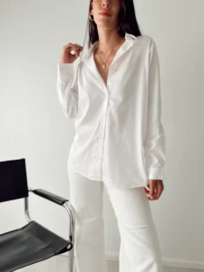 Look con camisa y jean blanco