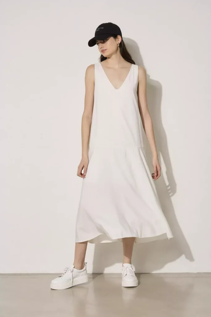 Outfit juvenil con vestido largo de lino blanco