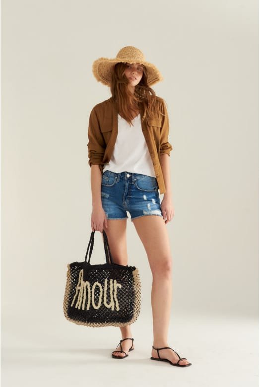Outfits con short de jeans y camisa como abrigo