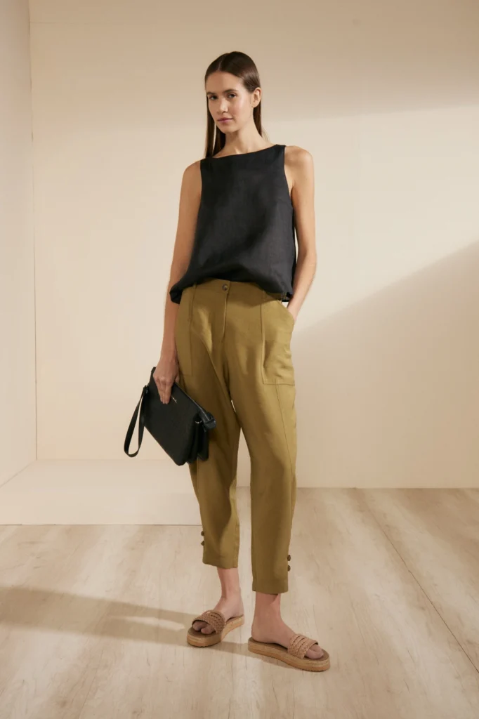 Pantalon de lino verde y blusa negra