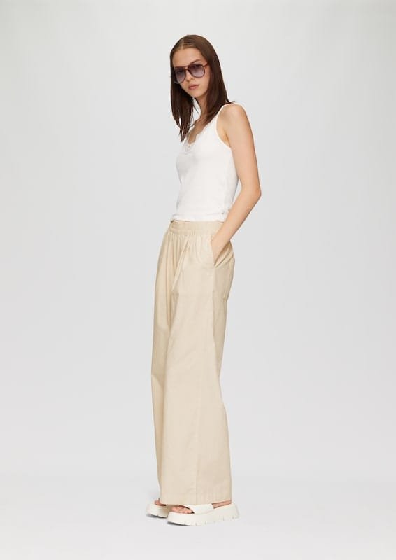 Pantalon de lino y musculosa blanca