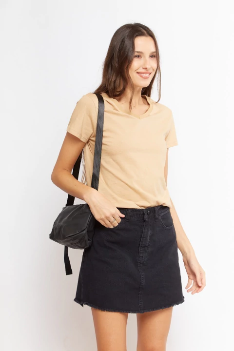 Remera basica y minifalda jeans negra