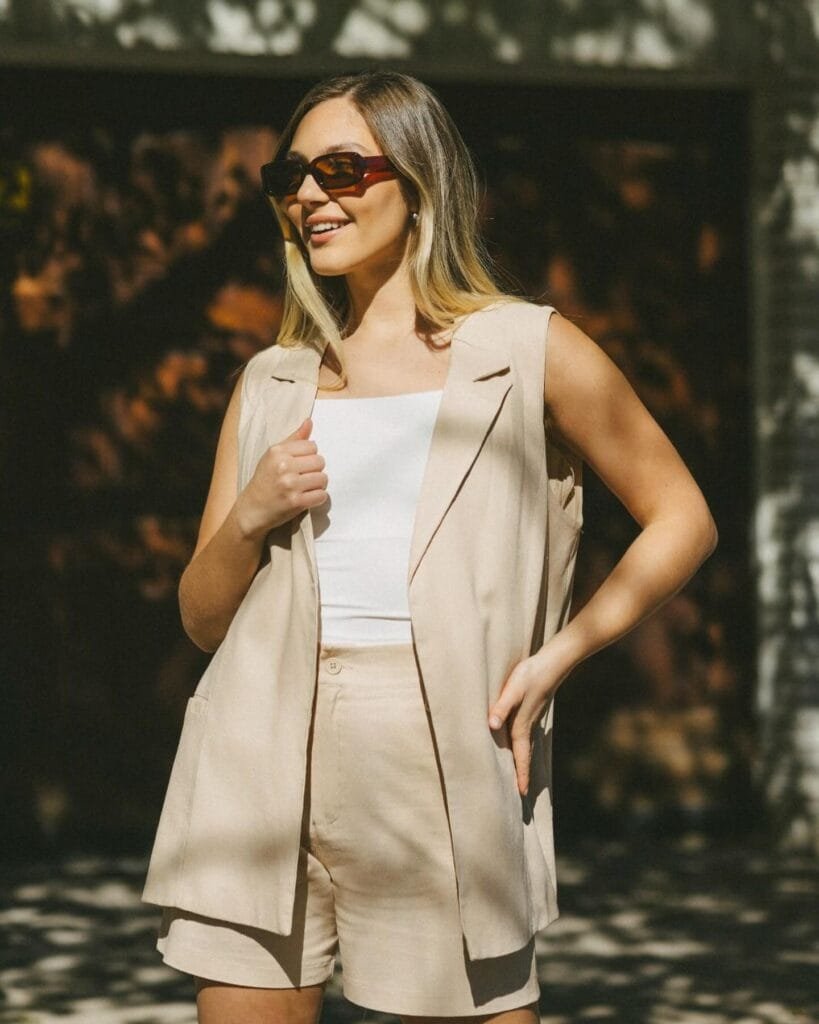 Traje con chaleco y short sastrero color beige Summa